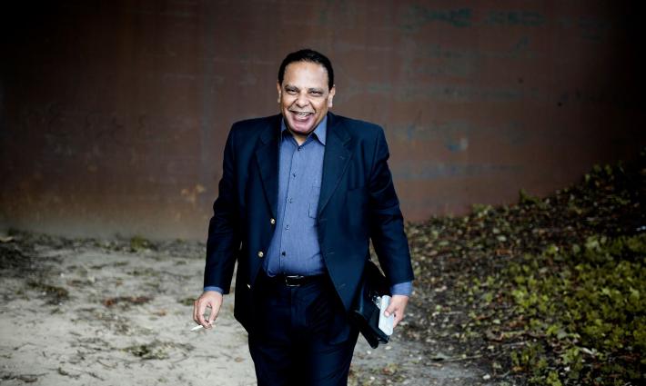 الروائي المصري علاء الأسواني يجري مقابلة مع إذاعة جيش الاحتلال