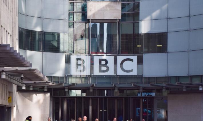 حركة المقاطعة تحذر من التعامل مع برنامج تطبيعي لـ "BBC"