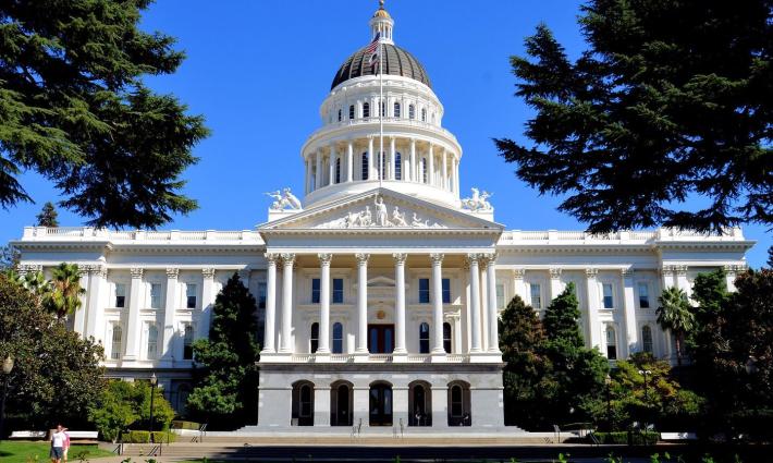 برلمان كاليفورنيا يقر منهاجًا يعتبر الاحتلال دولة فصل عنصري