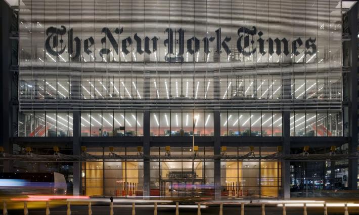 صحيفة نيويورك تايمز توقف عملها مع 3 صحفيين فلسطينيين