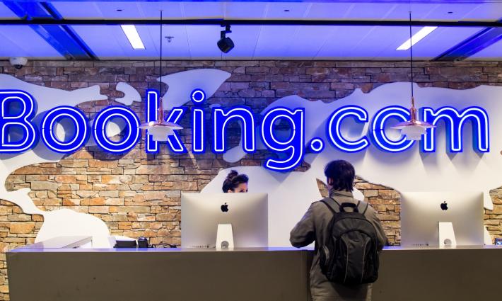 حملة ضد موقع "Booking" ردًا على عنصريته تجاه الفلسطينيين
