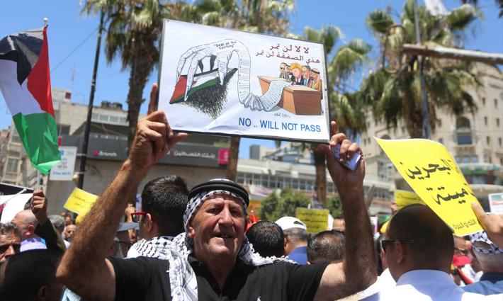 وقفة احتجاجية في غزة ضد مؤتمر البحرين