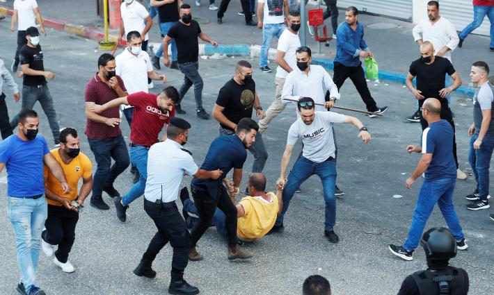 السلطة تطلب من الاحتلال تزويدها بمعدات لقمع المظاهرات