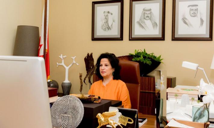 شاعرة كويتية تدعم مسؤولة بحرينية أقيلت بسبب رفض التطبيع