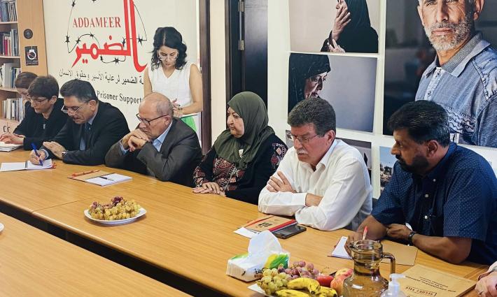 اجتماع واسع لمؤسسات الأسرى وبحضور أم الأسير ناصر أبو حميد
