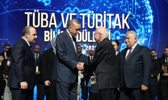 الرئيس التركي يكرم مؤرخًا إسرائيليًا لأبحاثه عن العهد العثماني ??