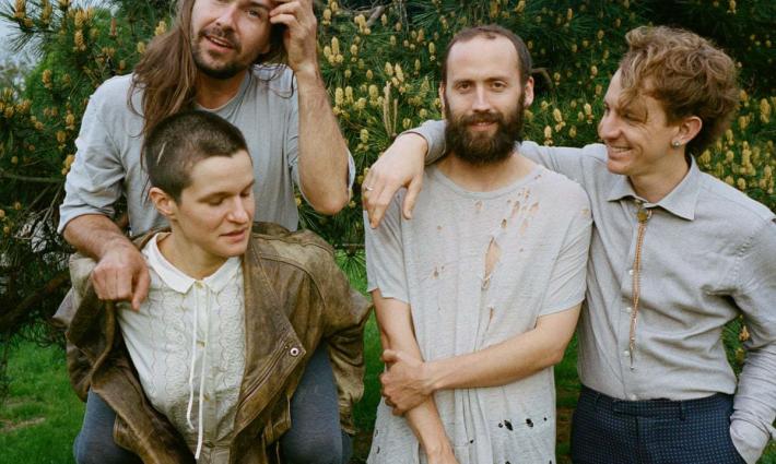 فرقة Big Thief تدافع عن قرارها بإقامة حفلات في تل أبيب