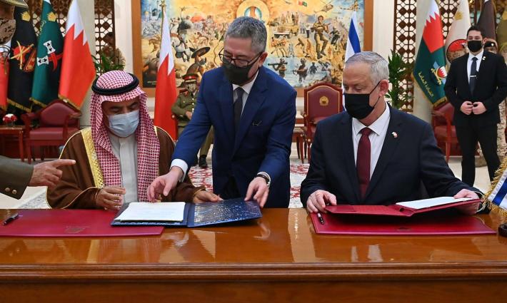 مقال تطبيعي مشترك لقادة البحرية الأمريكية والبحرينية والإسرائيلية