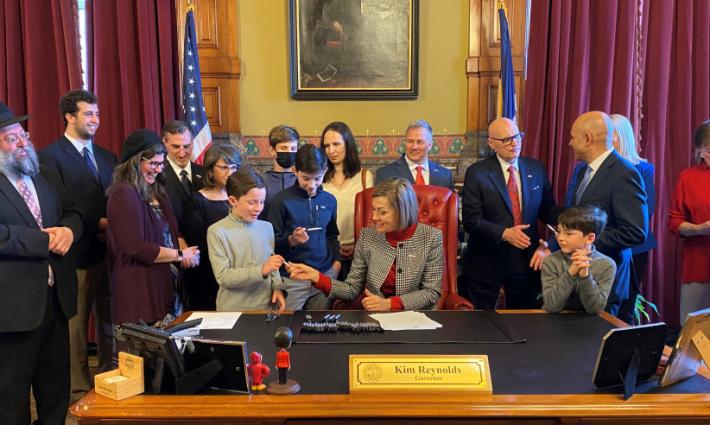 حاكمة ولاية أيوا تقر قوانين تمنع مقاطعة "إسرائيل"