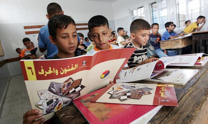 الاحتلال يحرض الاتحاد الأوروبي لوقف تمويل المناهج الفلسطينية