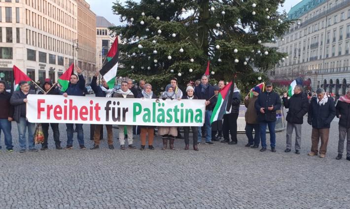 برلين.. وقفة احتجاجية أمام السفارة الأميركية رفضاً للاعتراف بالمستوطنات الإسرائيلية