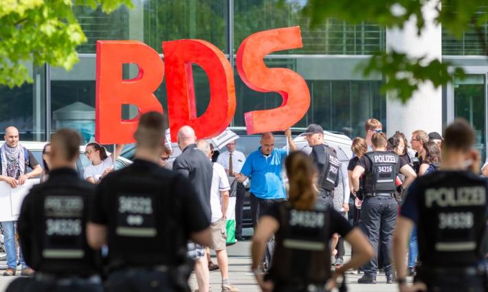 نشرة أخبار “مقاطعة”