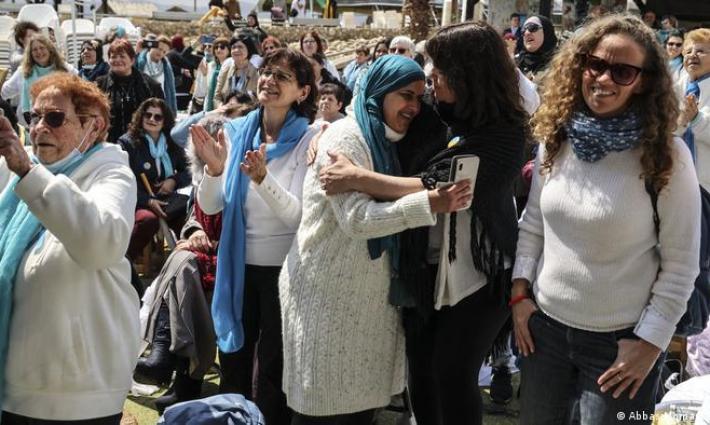 لقاء تطبيعي يجمع فلسطينيات وإسرائيليات على ضفاف البحر الميت