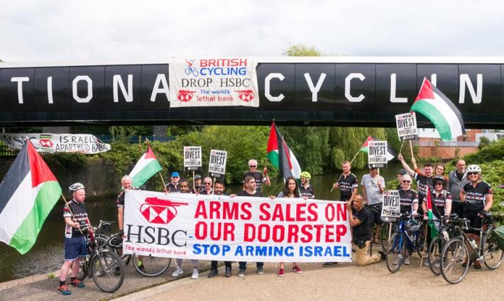 مؤسسة داعمة للقضية الفلسطينية تنظم احتجاجاً ضد بنك HSBC في بريطانيا