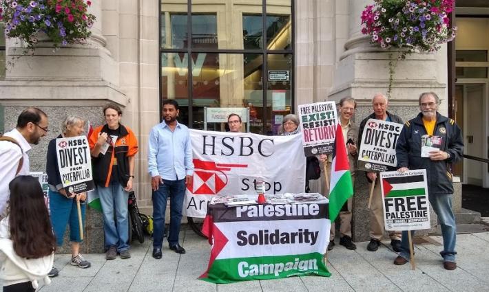 كارديف.. وقفة احتجاجية ضد تعامل بنك بريطاني مع شركات الأسلحة الإسرائيلية