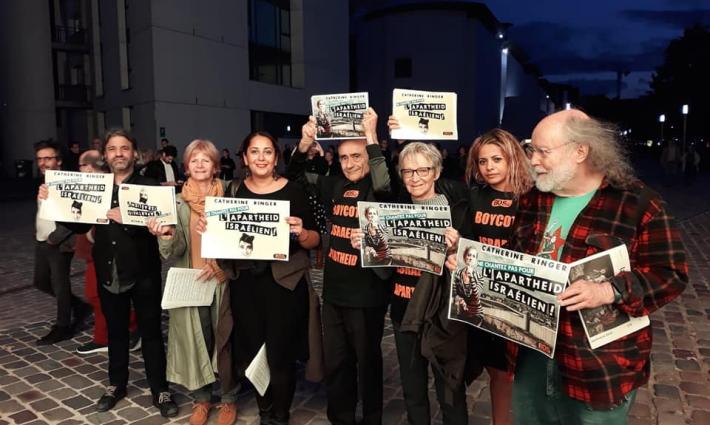 باريس.. وقفة احتجاجية تطالب الفنانة كاثرين رينجر بإلغاء حفلها في تل أبيب