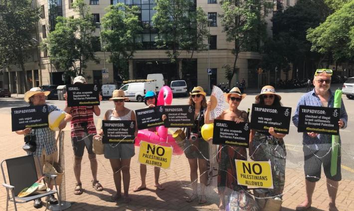 نشطاء من العفو الدولية يتظاهرون ضد الترويج للسياحة في المستوطنات الإسرائيلية