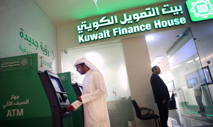 بيت التمويل الكويتي يسحب رعايته لمعرض بحريني تطبيعي