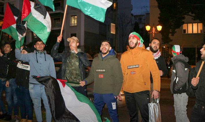 رفضاً لصفقة القرن.. وقفة احتجاجية أمام السفارة الأميركية في أثينا