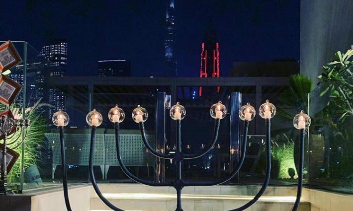 ناشطون ينتقدون احتفال إسرائيليين بعيد الحانوكا في الإمارات