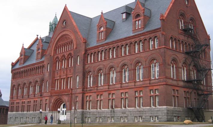 تحقيق أميركي حول مزاعم خلق "بيئة معادية للسامية" بجامعة فيرمونت