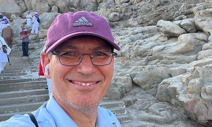 مراسل صحفي إسرائيلي يتجول في مكة وعرفات