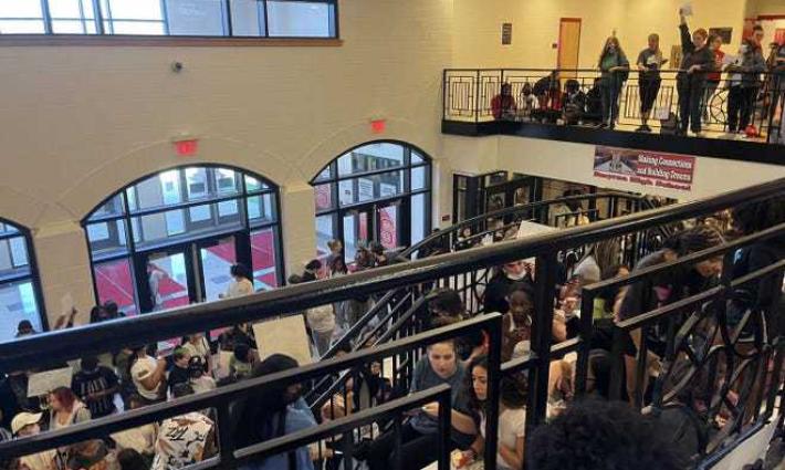 احتجاج في مدرسة أميركية بسبب إخفاء لوحة تناصر فلسطين