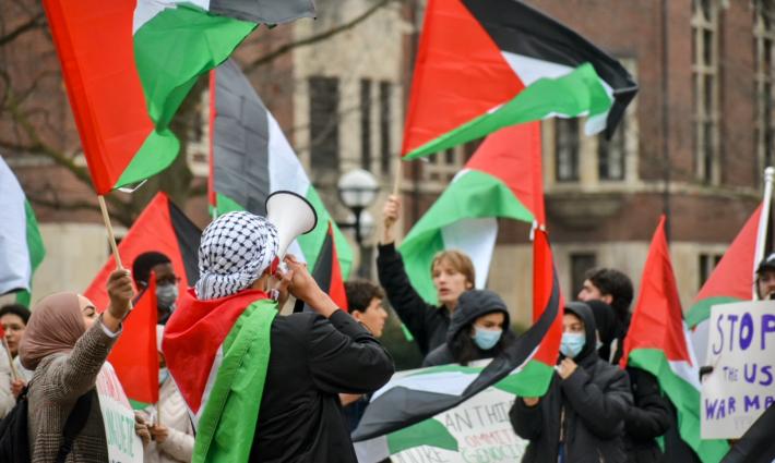 تظاهرة ضد نائبة الرئيس الأميركي بسبب دعمها لكيان الاحتلال