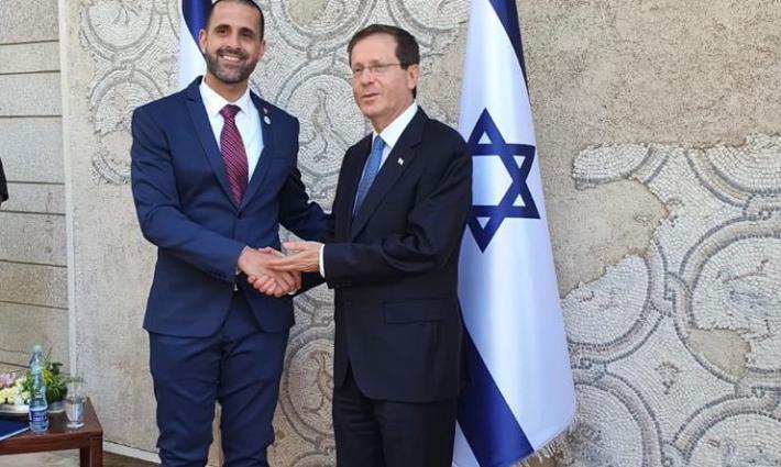 سفير البحرين: استمتعت بوجبة "الشبات" مع أصدقائي الإسرائيليين