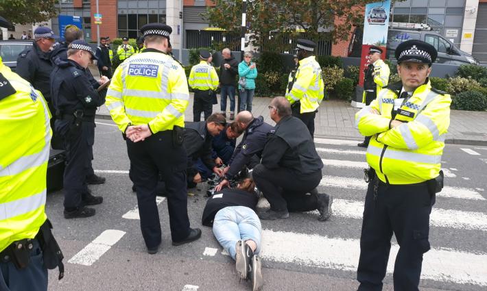 مؤسسة فلسطينية تستنكر قمع الشرطة البريطانية لمتظاهرين ضد الاحتلال الإسرائيلي