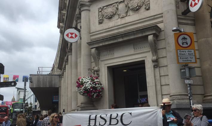 بلفاست.. وقفة احتجاجية أمام بنك HSBC