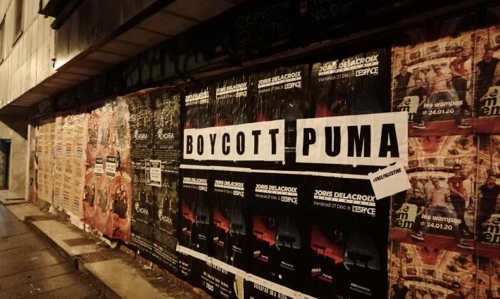 ملصقات تدعو لمقاطعة شركة بوما في مدينة رين الفرنسية
