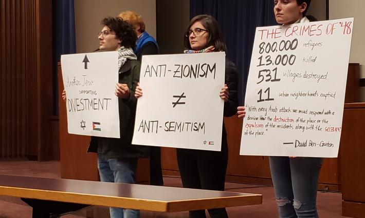 طلاب جامعة كاليفورنيا يحتجون خلال محاضرة لمؤرخة أميركية داعمة للاحتلال الإسرائيلي