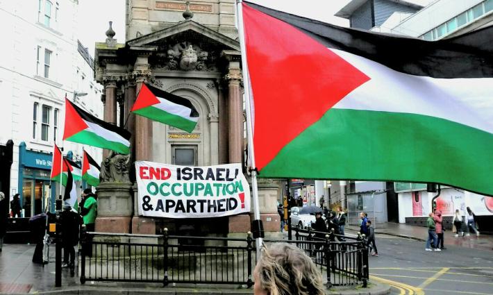 وقفة احتجاجية ضد الشركات العاملة في المستوطنات في مدينة برايتون البريطانية