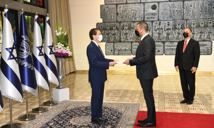 السفير البحريني يقدم أوراق اعتماده لدى الاحتلال: "يغمرني الفخر"