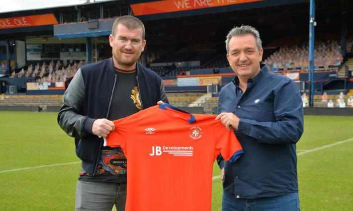 نادي لوتون تاون الإنجليزي ينهي علاقته مع شركة بوما المتواطئة مع الاحتلال