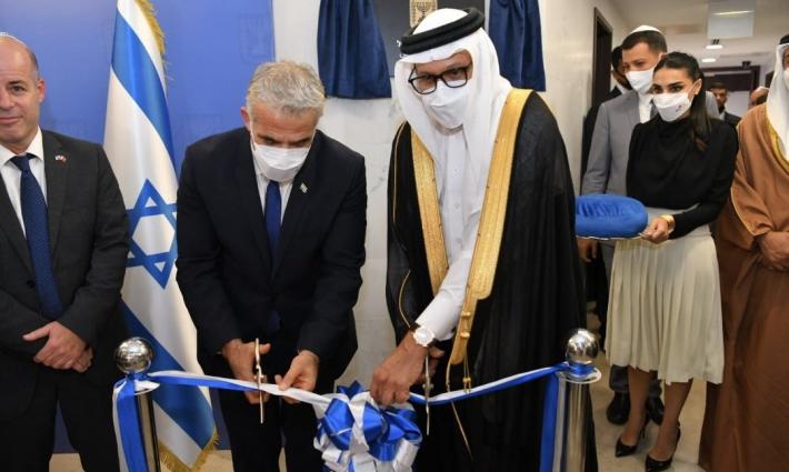 وسط مظاهرات احتجاجية.. لابيد يفتتح السفارة الإسرائيلية في البحرين