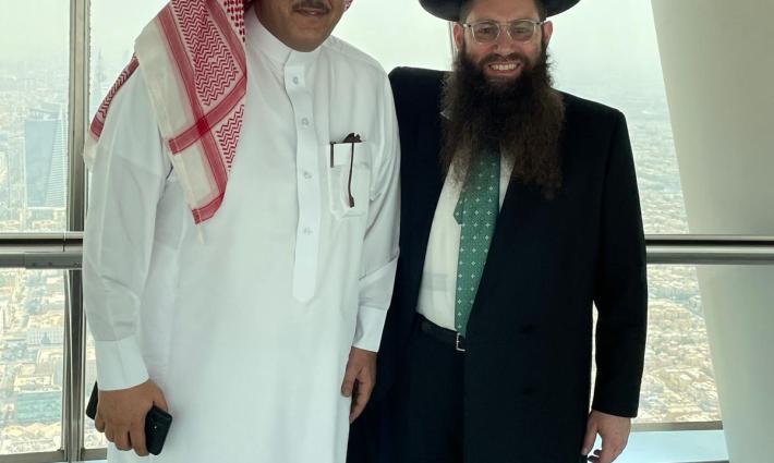 حاخام إسرائيلي يتجول في شوارع العاصمة السعودية