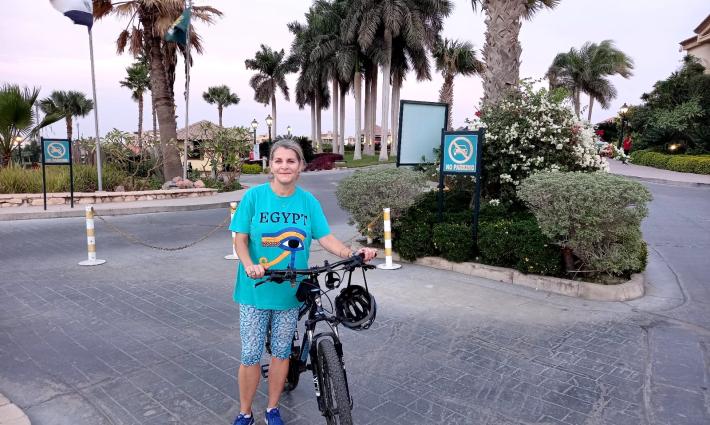 سفيرة الاحتلال لدى مصر تقود دراجتها الهوائية في القاهرة
