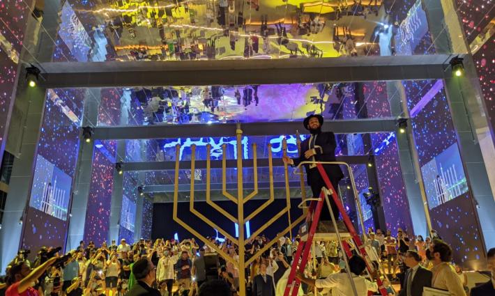 شمعدان ضخم باحتفالات عيد "حانوكا" اليهودي في دبي