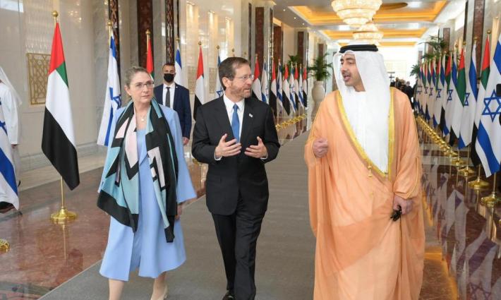 الرئيس الإسرائيلي يصل الإمارات في زيارة تستمر ليومين