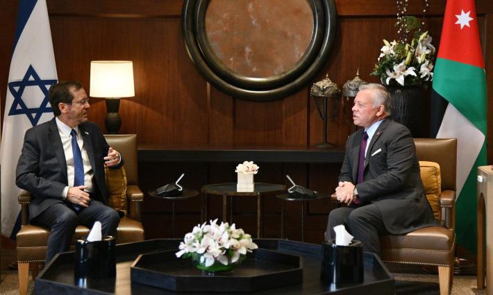 ملك الأردن يستقبل رئيس كيان الاحتلال في عمّان