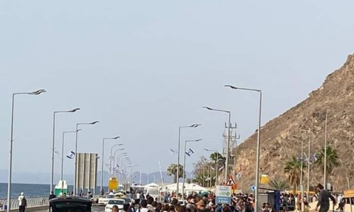 غضب شعبي مصري بسبب توافد آلاف المستوطنين على معبر طابا