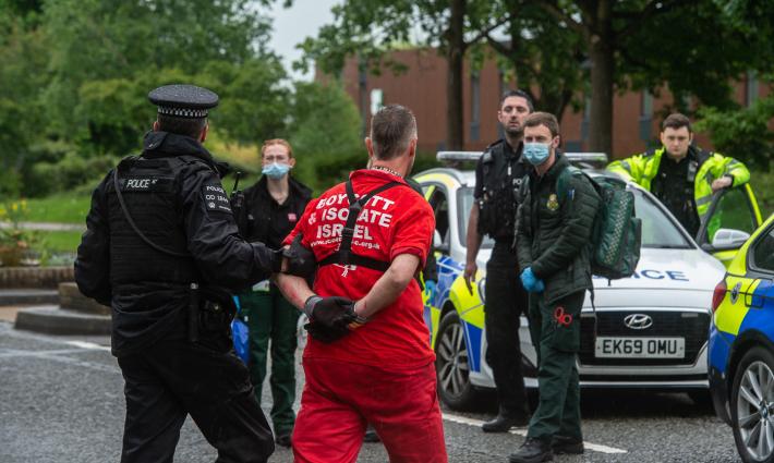 الإفراج عن 6 من نشطاء حركة فلسطين على خلفية الاحتجاج ضدّ "إلبيت سيستمز"