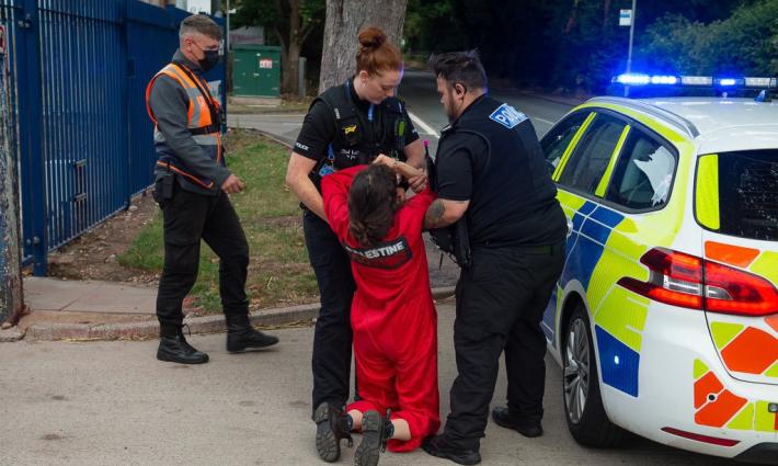 الشرطة البريطانية تستخدم العنف والاعتقالات لاستهداف نشطاء حركة فلسطين