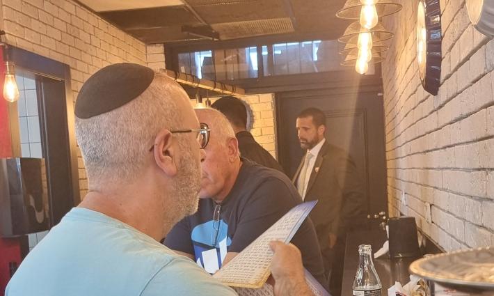 سخرية إسرائيلية من السفير البحريني بعد مشاهدته في مطعم بالقدس