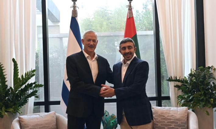 وزير الخارجية الإماراتي يجري مباحثات مع وزير الجيش الإسرائيلي