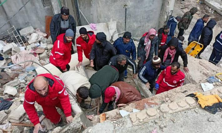 النشرة - تضامن فلسطيني واسع مع ضحايا الزلزال ومشاركة ميدانية في عمليات الإنقاذ
