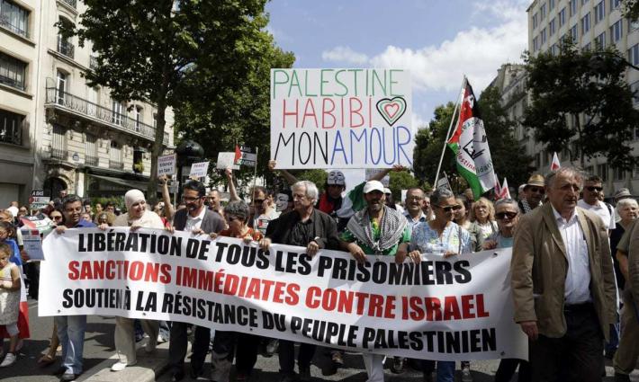 فرنسا تحظر مجموعتين متضامنتين مع فلسطين بناءً على طلب ماكرون