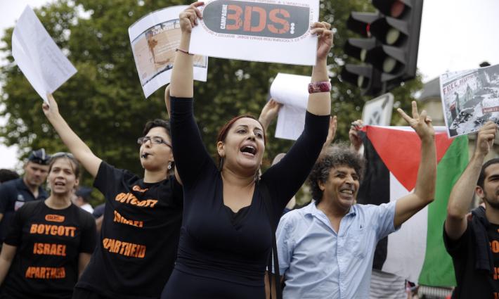 عشرات الكُتاب يعلنون تأييد حركة المقاطعة